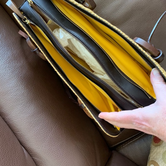 👏host pick 👏 Rare Escada “Exotics” handbag - Picture 9 of 12